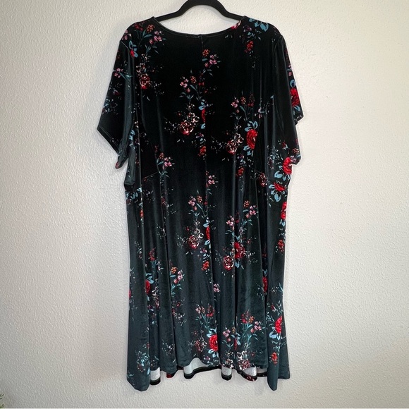 Torrid Mini Velvet Skater Dress Dark Green Floral V-Neck Plus Size 4X NEW - Picture 14 of 16